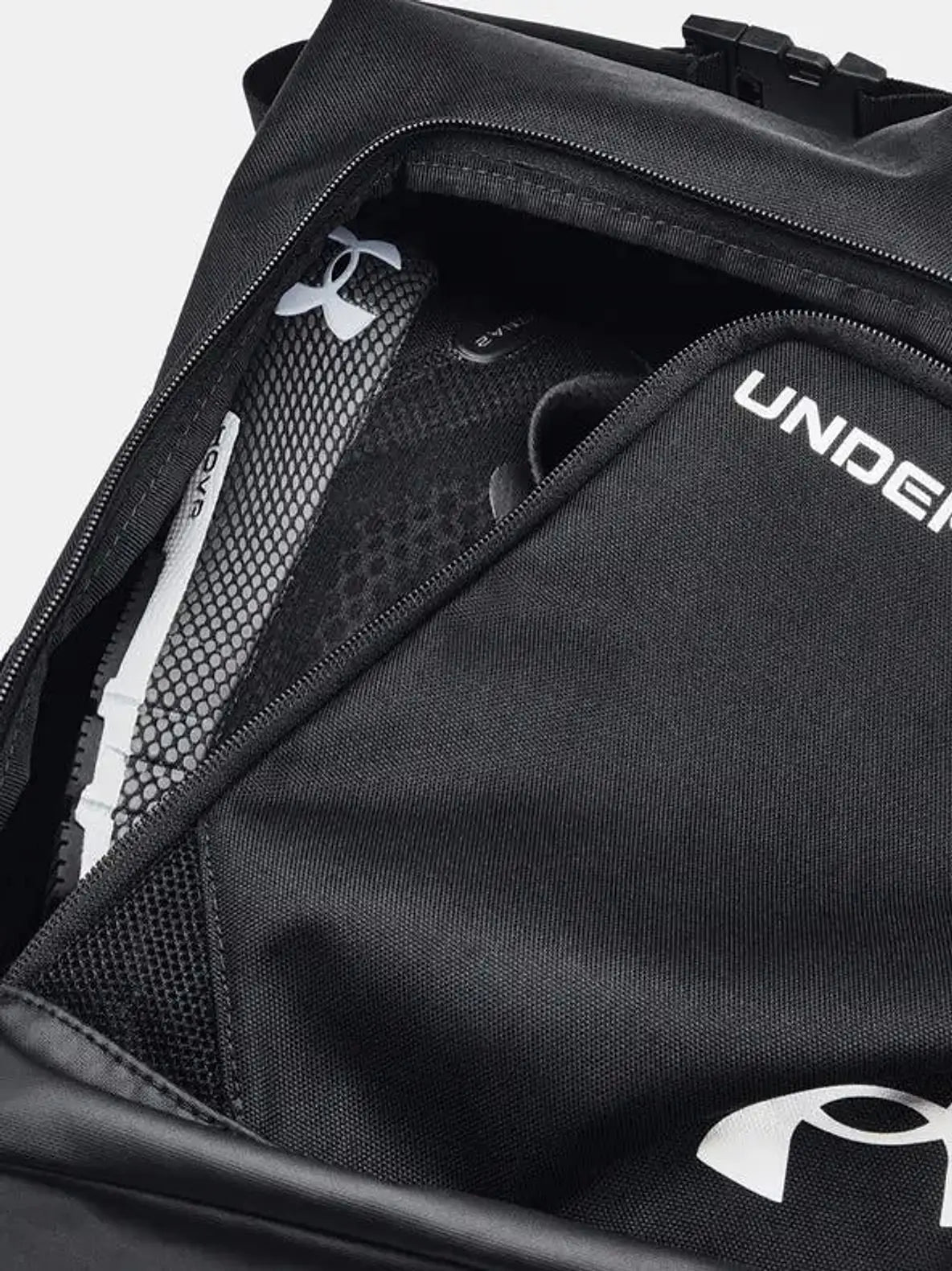 תא ראשי של תיק נעליים Under Armour Contain עם רשת מחיצה פנימית ותחתית PU מחוזקת למניעת שחיקה