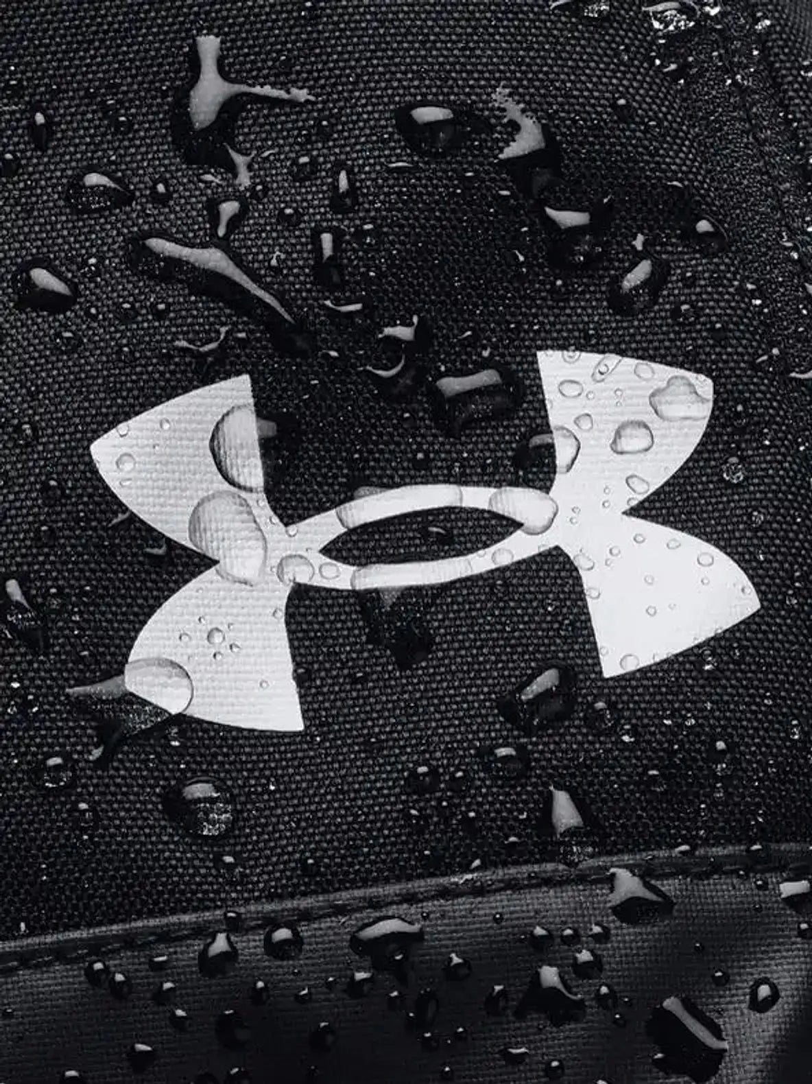 תקריב על טיפות מים על תיק נעליים Under Armour Contain עם טכנולוגיית UA Storm להגנה מפני מים ואבק