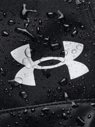 תקריב על טיפות מים על תיק נעליים Under Armour Contain עם טכנולוגיית UA Storm להגנה מפני מים ואבק
