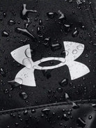 תקריב על טיפות מים על תיק נעליים Under Armour Contain עם טכנולוגיית UA Storm להגנה מפני מים ואבק