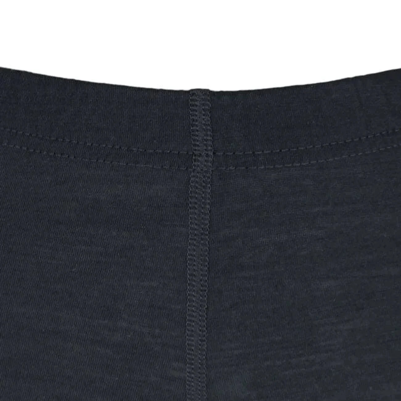 תקריב אזור המותניים האחוריים של גטקס Wilderness Wear Light Merino, תפר מרכזי ובד צמר מרינו אוסטרלי טהור