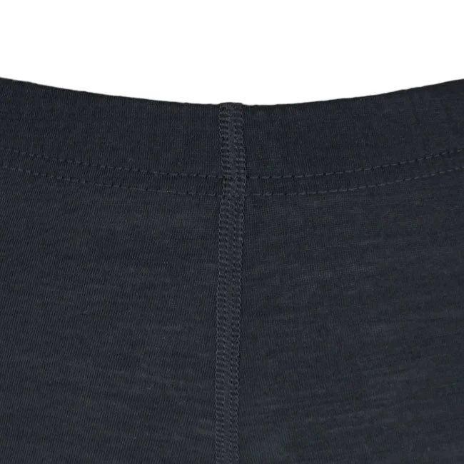תקריב אזור המותניים האחוריים של גטקס Wilderness Wear Light Merino, תפר מרכזי ובד צמר מרינו אוסטרלי טהור