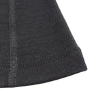 תקריב קצה ומכפלת תחתון של חולצת מרינו Wilderness Wear לגברים, תפרים שטוחים איכותיים