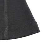 תקריב קצה ומכפלת תחתון של חולצת מרינו Wilderness Wear לגברים, תפרים שטוחים איכותיים