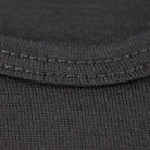 תקריב צווארון עגול של חולצת מרינו Wilderness Wear לגברים, עיצוב פלאט-לוק עם תפרים שטוחים