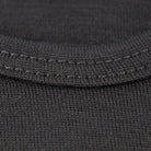 תקריב צווארון עגול של חולצת מרינו Wilderness Wear לגברים, עיצוב פלאט-לוק עם תפרים שטוחים