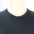 קלוז-אפ צווארון עגול של חולצת בסיס שחורה Wilderness Wear Light Merino, צמר מרינו 100% אוסטרלי, גזרת Slim