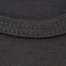 קלוז-אפ צווארון עגול של חולצה תרמית Wilderness Wear Light Merino, תפירה מוגמרת מצמר מרינו 100% אוסטרלי