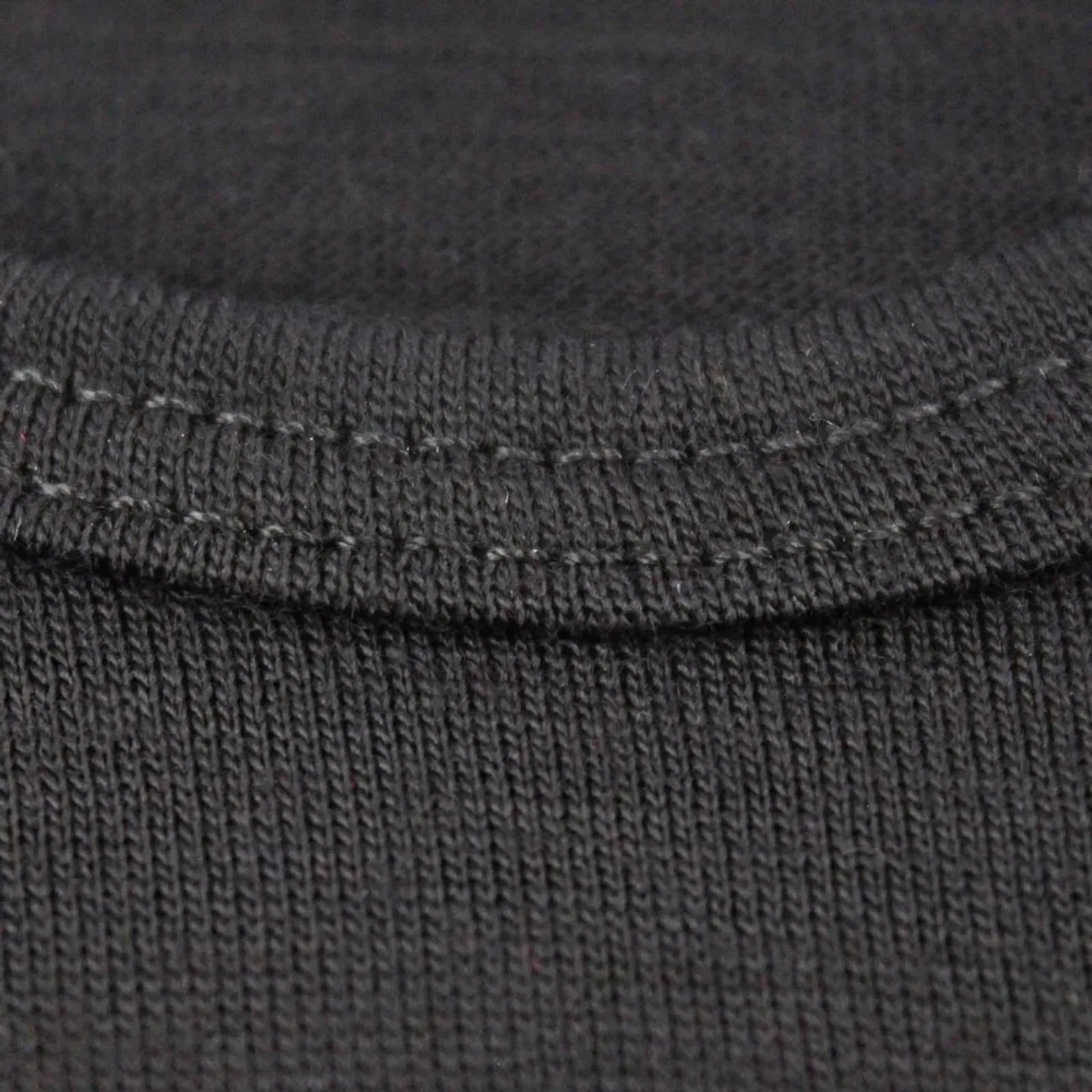 קלוז-אפ צווארון עגול של חולצה תרמית Wilderness Wear Light Merino, תפירה מוגמרת מצמר מרינו 100% אוסטרלי