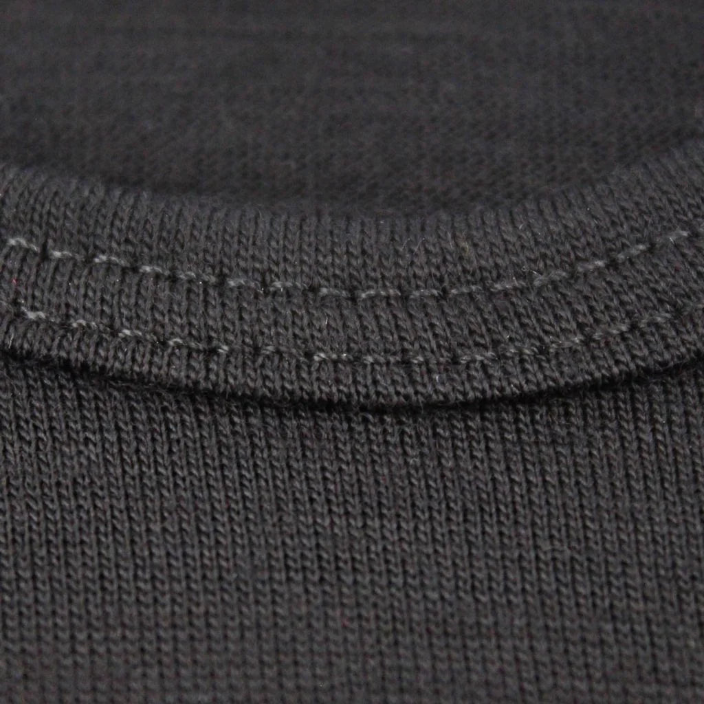 קלוז-אפ צווארון עגול של חולצה תרמית Wilderness Wear Light Merino, תפירה מוגמרת מצמר מרינו 100% אוסטרלי