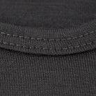 קלוז-אפ צווארון עגול של חולצה תרמית Wilderness Wear Light Merino, תפירה מוגמרת מצמר מרינו 100% אוסטרלי