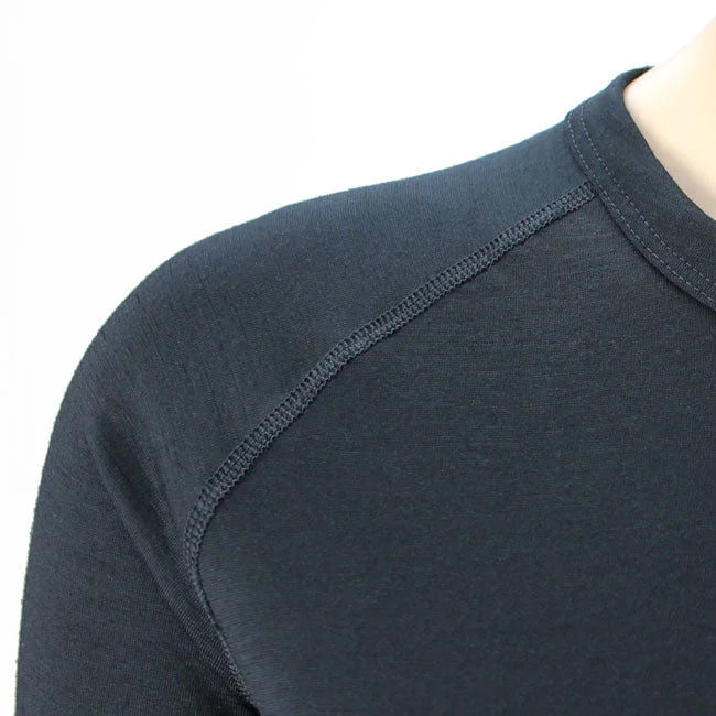קלוז-אפ כתף וצווארון עגול של חולצה תרמית Wilderness Wear Light Merino מצמר מרינו 100%, פרט תפירה רגלאן