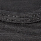 פירוט צווארון עגול של חולצת Wilderness Wear Mid Merino לנשים, תפר כפול, בד צמר מרינו 220 גרם