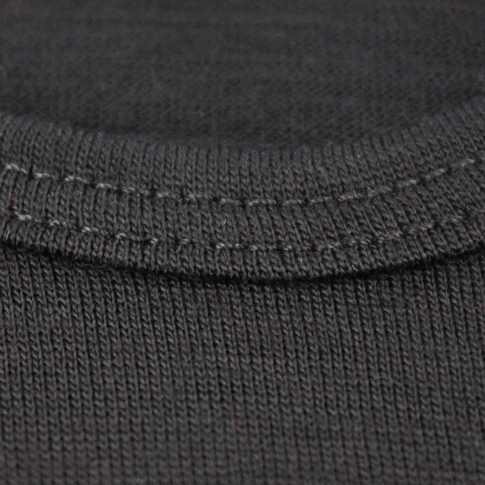 פירוט צווארון עגול של חולצת Wilderness Wear Mid Merino לנשים, תפר כפול, בד צמר מרינו 220 גרם