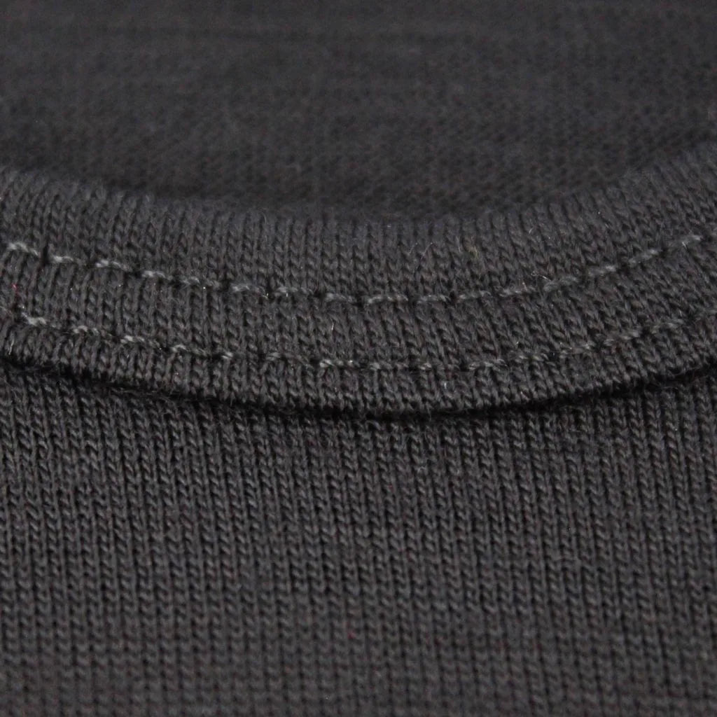 פירוט צווארון עגול של חולצת Wilderness Wear Mid Merino לנשים, תפר כפול, בד צמר מרינו 220 גרם
