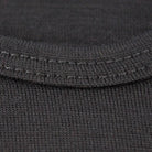 פירוט צווארון עגול של חולצת Wilderness Wear Mid Merino לנשים, תפר כפול, בד צמר מרינו 220 גרם
