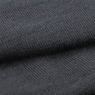תקריב על בד צמר מרינו 100% של חולצת Wilderness Wear Mid Merino לנשים, 220 גרם, מרקם רך ואיכותי