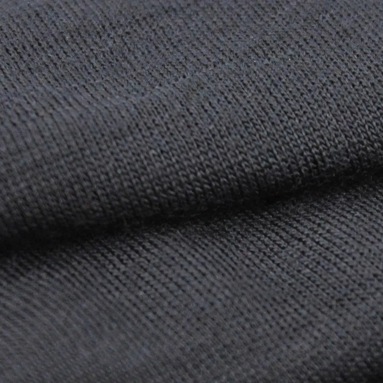 תקריב על בד צמר מרינו 100% של חולצת Wilderness Wear Mid Merino לנשים, 220 גרם, מרקם רך ואיכותי