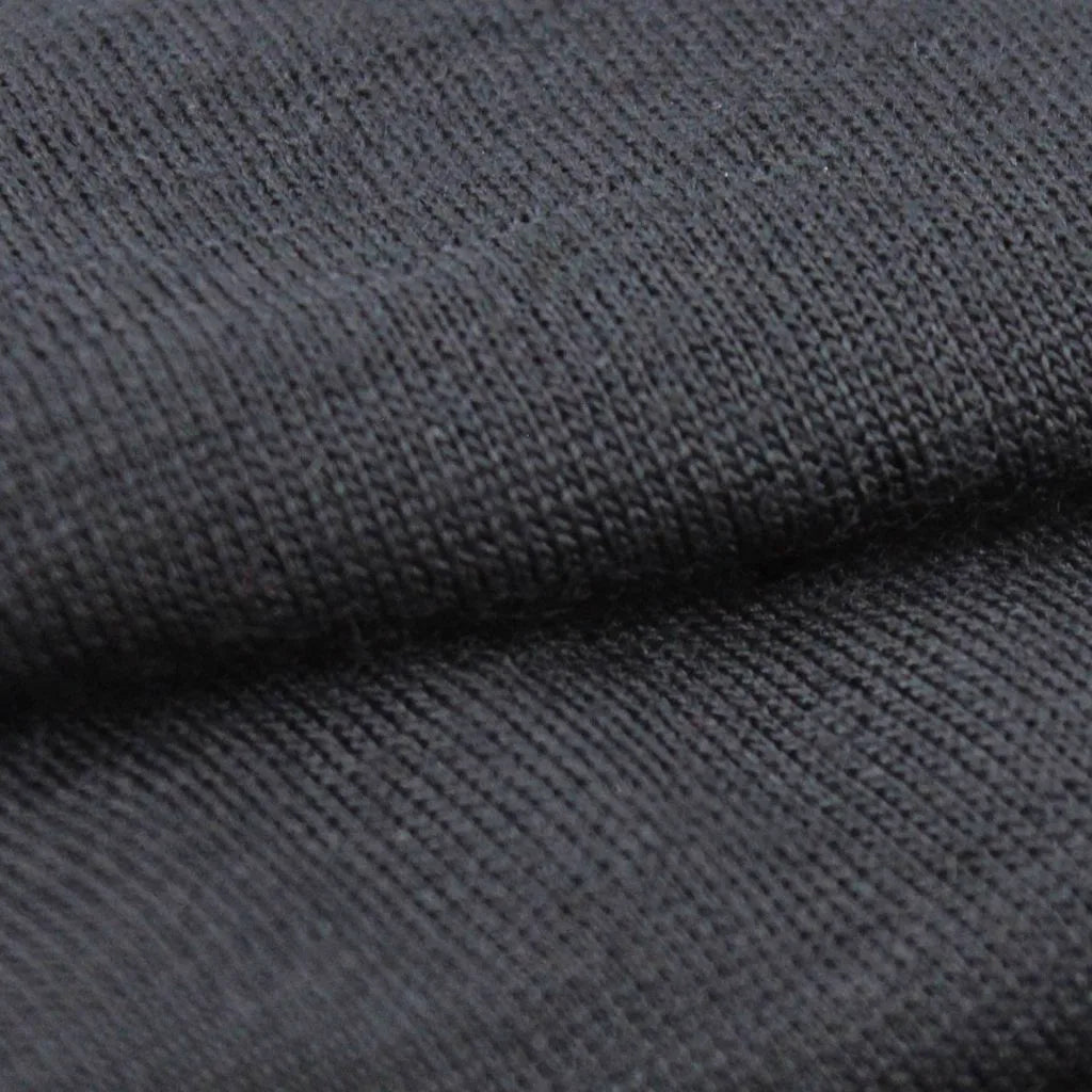 תקריב על בד צמר מרינו 100% של חולצת Wilderness Wear Mid Merino לנשים, 220 גרם, מרקם רך ואיכותי