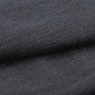 תקריב על בד צמר מרינו 100% של חולצת Wilderness Wear Mid Merino לנשים, 220 גרם, מרקם רך ואיכותי