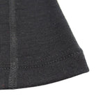 פירוט שולי חולצת Wilderness Wear Mid Merino לנשים, תפרי צמר מרינו 100% אוסטרלי, גזרת Slim