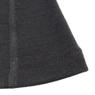 פירוט שולי חולצת Wilderness Wear Mid Merino לנשים, תפרי צמר מרינו 100% אוסטרלי, גזרת Slim