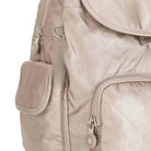 תקריב תא צד ותא קדמי של תיק גב YALUNDIS City Pack Glossy מבד פוליאמיד מבריק, תיק יומיומי אופנתי לנשים