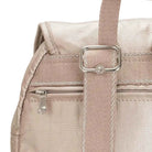 תקריב רצועת גב מתכווננת של תיק YALUNDIS City Pack Glossy עם אבזם מתכת ותפירה איכותית, תיק גב יומיומי לנשים