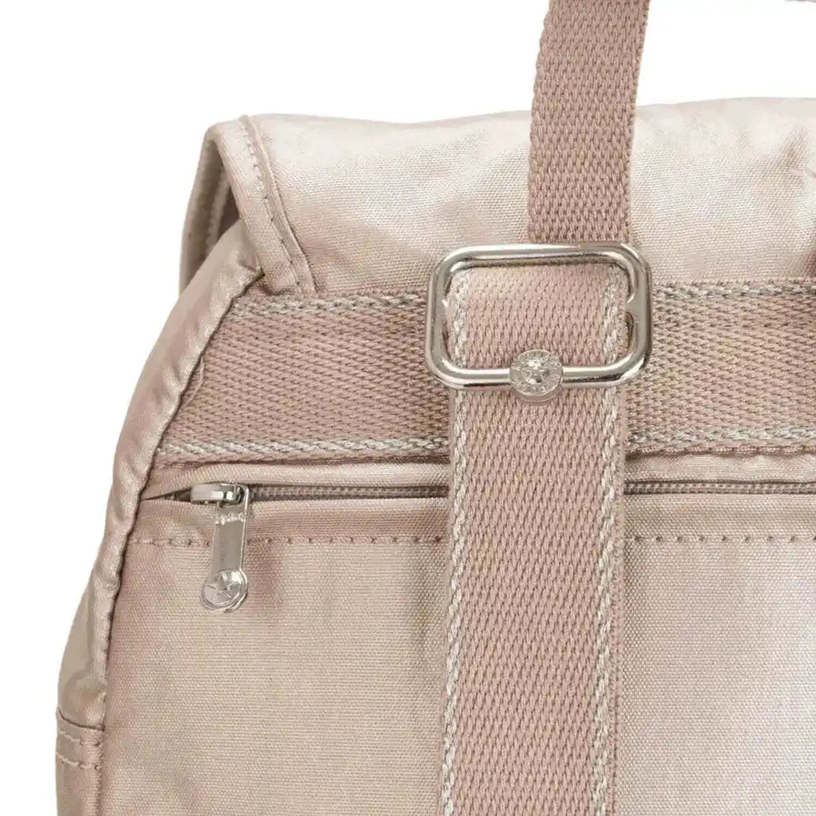 תקריב רצועת גב מתכווננת של תיק YALUNDIS City Pack Glossy עם אבזם מתכת ותפירה איכותית, תיק גב יומיומי לנשים