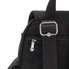תקריב גב תיק YALUNDIS City Pack, אבזם כסוף מתכוונן ברצועת הגב ותא אחורי מוסתר עם רוכסן לארנק ודרכון