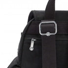 תקריב גב תיק YALUNDIS City Pack, אבזם כסוף מתכוונן ברצועת הגב ותא אחורי מוסתר עם רוכסן לארנק ודרכון
