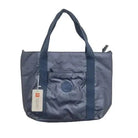 תקריב תווית המותג YALUNDISI על תיק Tote Glossy Bag בבד סטון ווש מבריק
